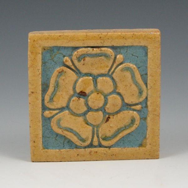 Grueby floral tile with two tone b3bd1