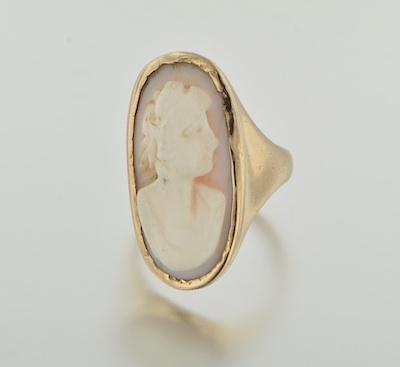 A Lovely Carved Cameo Ring in Gold b474c