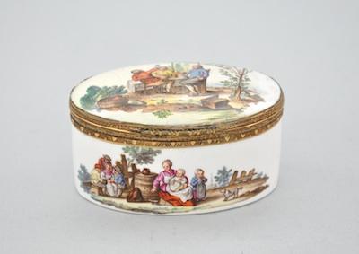 A Continental Porcelain Oval Snuff b4e76