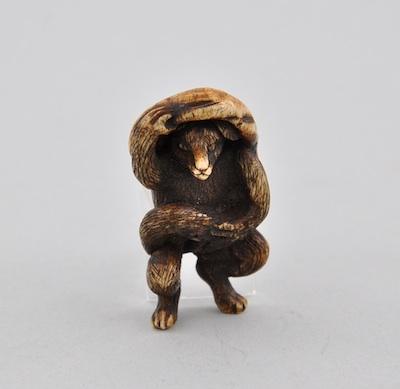 Standing Bear With Blanket Netsuke b505a