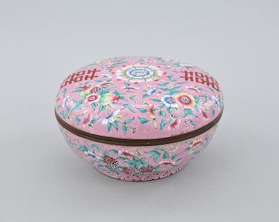 A Chinese Enameled Covered Box b50db