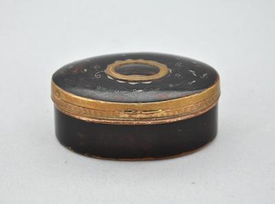 A Tortoise Snuff Box Of oval form  b4e88