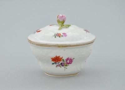 A French Porcelain Covered Box b4ff1