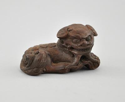 Recumbent Shizui Lion Wood Netsuke b5c69