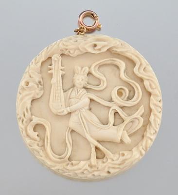 A Chinese Carved Ivory Pendant b5bb2