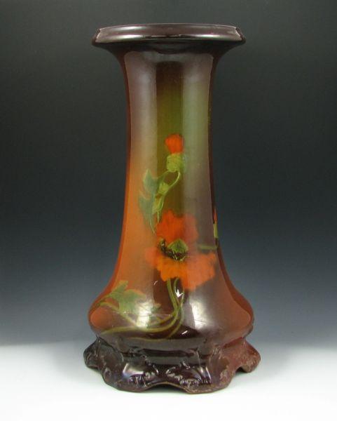 Standard glaze pedestal with poppy