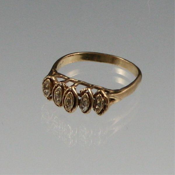Ladies 10K gold ring with five small