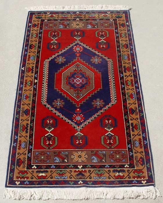 HAND TIED RUG Bright red ground b7f78