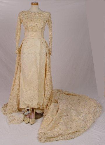 VINTAGE WEDDING DRESS WITH FULL b7f94