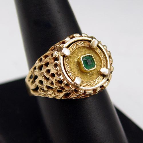 18K YELLOW GOLD EMERALD GENTS RING: