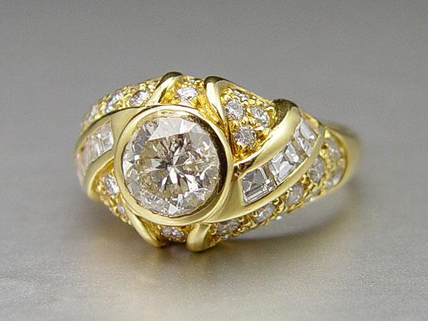 18K RING WITH 1.56 CT CENTER DIAMOND: