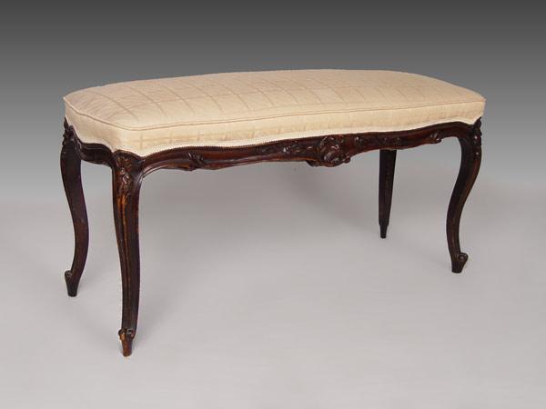 FRENCH CARVED MAHOGANY BENCH: 20''