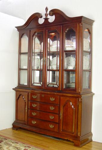 LEXINGTON BREAKFRONT CHINA CABINET  b7edd