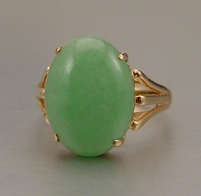 14K JADE RING: 14K yellow gold ring