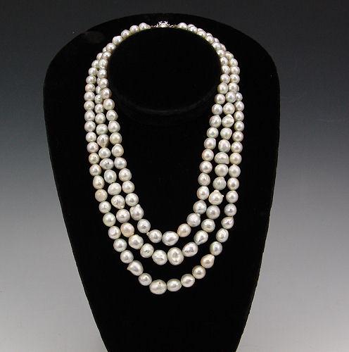 A TRIPLE STRAND NECKLACE OF SILVER b85f4