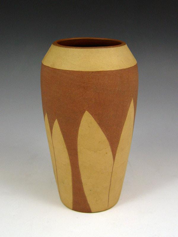 HY-LONG ART POTTERY VASE: Relief