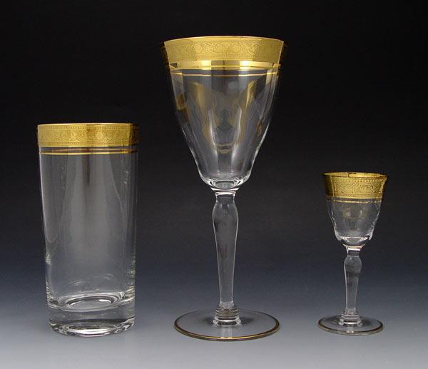 EMBOSSED GOLD RIMMED STEMWARE: 12 stems