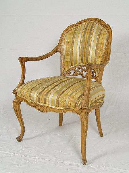 ITALIAN CARVED BERGERE CHAIR: Graceful