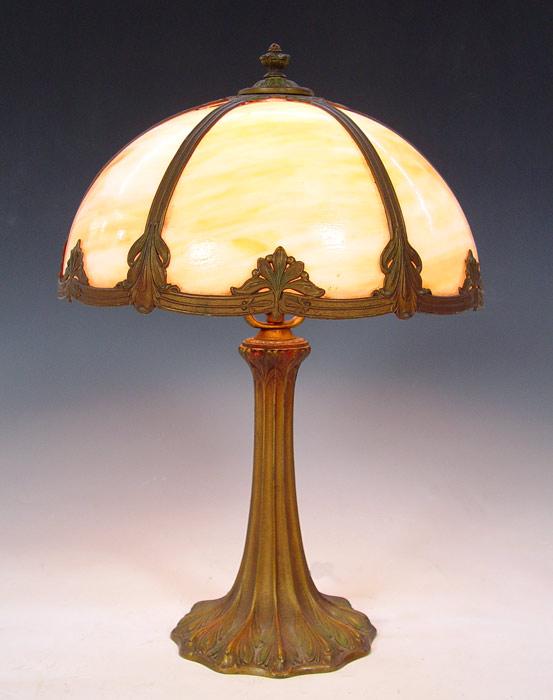 VINTAGE CARAMEL SLAG GLASS LAMP  b9097