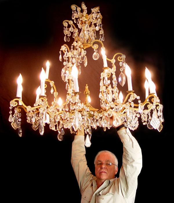 HUGE CRYSTAL CHANDELIER: 15 light.