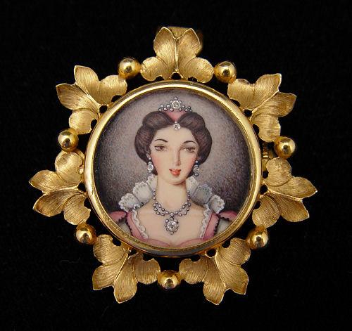 18K PAINTED PORCELAIN PORTRAIT BROOCH: