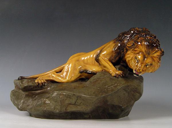 LARGE ROYAL DOULTON LION ON ROCK b93ad