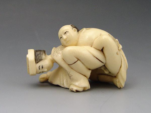 CARVED EROTIC IVORY COUPLE NETSUKE  b94db