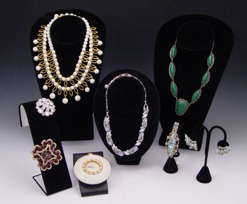COLLECTION OF SIGNED COSTUME JEWELRY  b94e6
