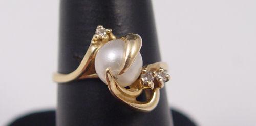 PEARL AND DIAMOND RING: 14K yellow