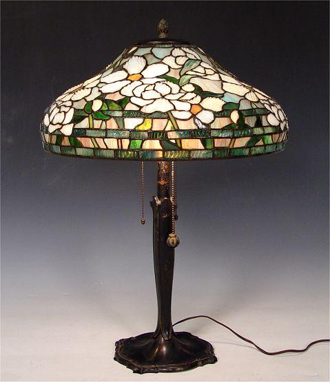 AN OLDER TIFFANY STYLE LAMP FLORAL b9acc