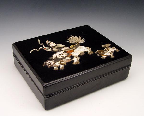 CHINESE LACQUER BOX: Applied mother