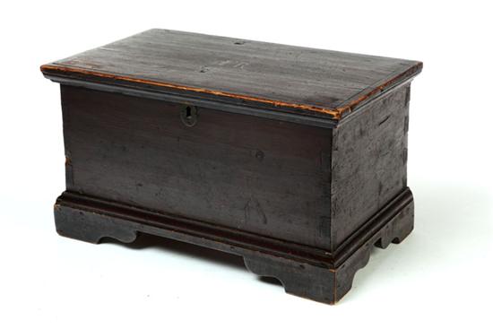 MINIATURE BLANKET CHEST American 10926e