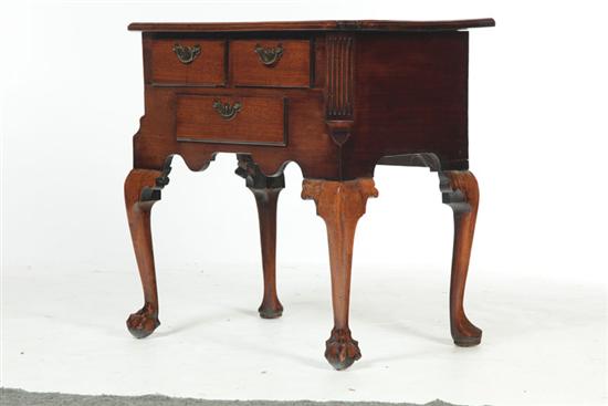 CHIPPENDALE DRESSING TABLE England 109298