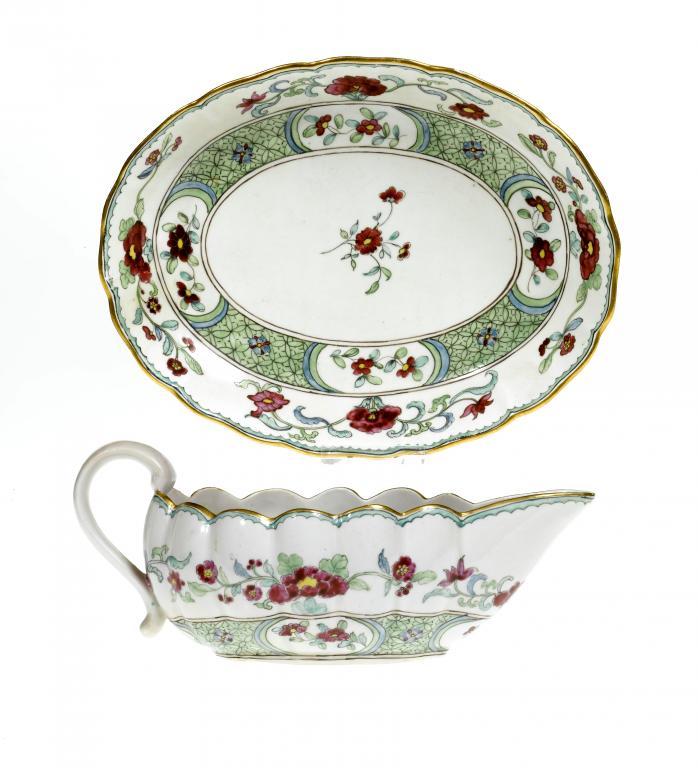 A DERBY FLUTED SAUCE BOAT AND OVAL