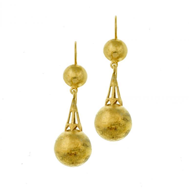 A PAIR OF VICTORIAN GOLD EARRINGS of 1094a3
