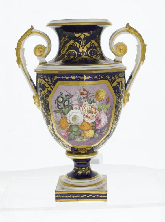 A DERBY VASE of shield shaped 1094b1