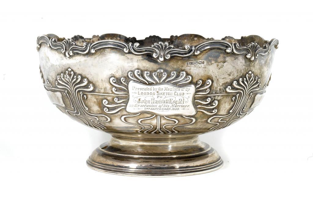 A VICTORIAN ROSE BOWL with scrolling 1094ba