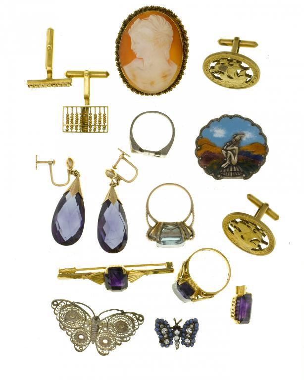 AN AMETHYST RING AND BROOCH AND 1094bc