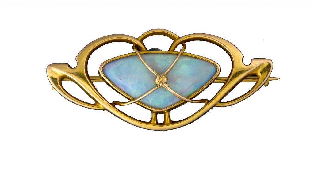 AN ART NOUVEAU OPAL AND GOLD BROOCH  1094d8