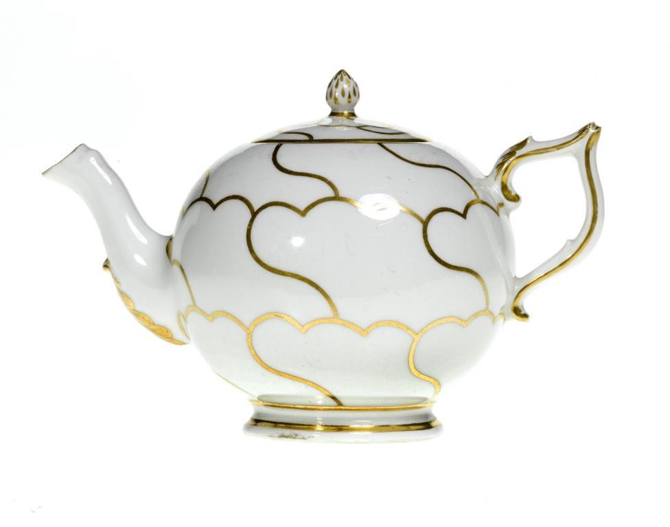 A DERBY TEAPOT AND COVER spherical 109501
