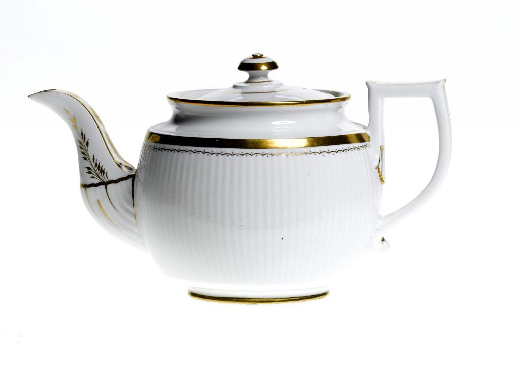 A DERBY REEDED TEAPOT AND COVER with 109557