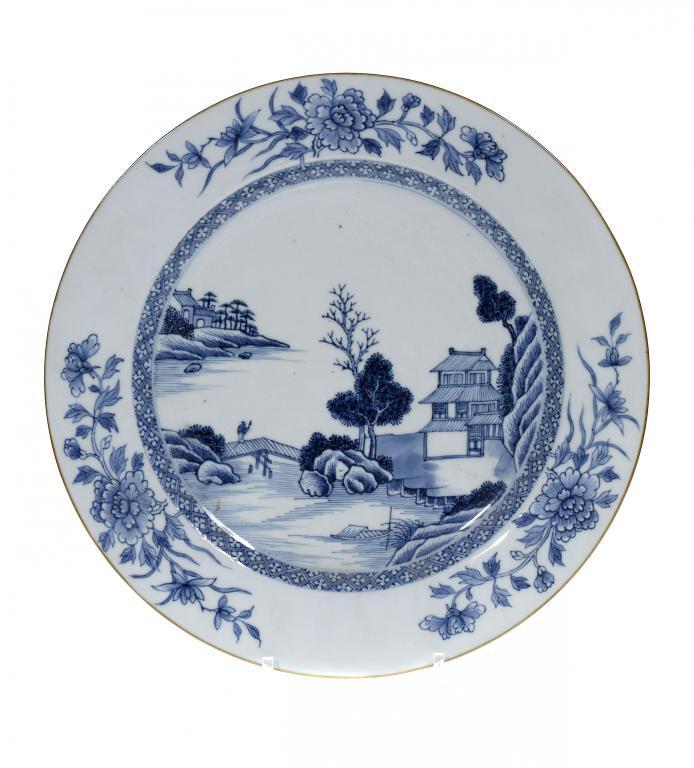 A CHINESE PORCELAIN DISH painted 10955a