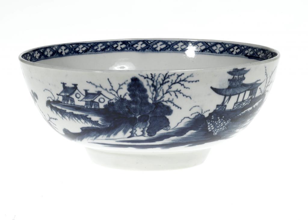 A WORCESTER BOWL painted in underglaze 109576
