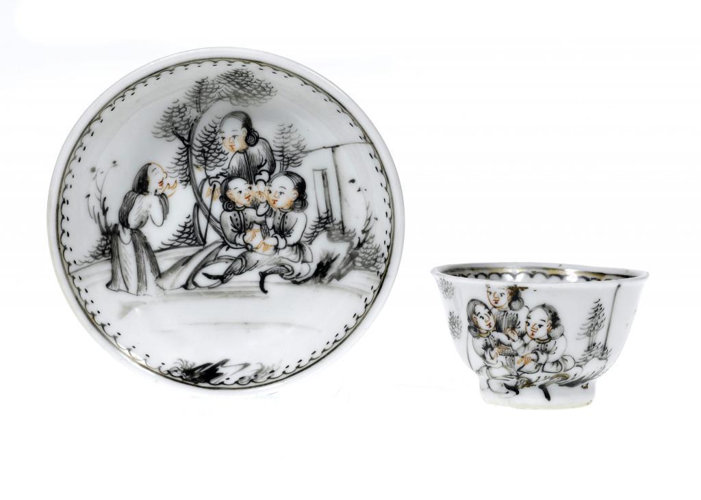 A CHINESE PORCELAIN GRISAILLE DECORATED 109577