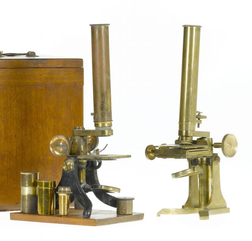 AN ENGLISH BRASS MICROSCOPE with 1095e3
