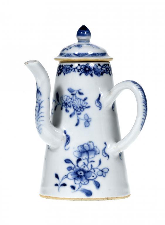 A CHINESE PORCELAIN COFFEE POT AND COVER