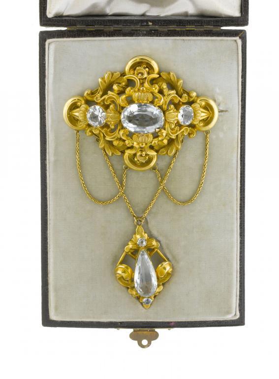 A VICTORIAN GOLD BROOCH chased 109658