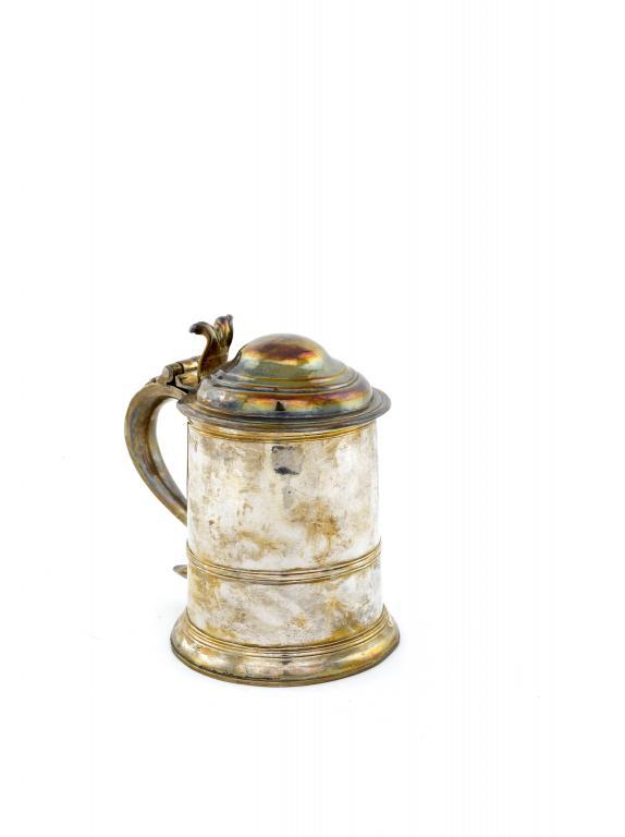 A GEORGE I TANKARD with domed 109671
