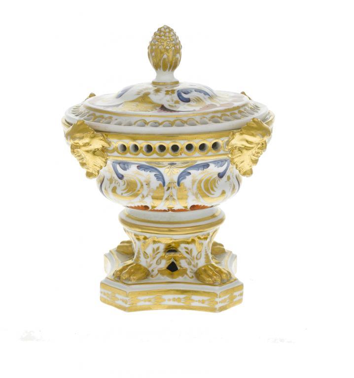 A DERBY POT POURRI VASE AND COVER of 109681