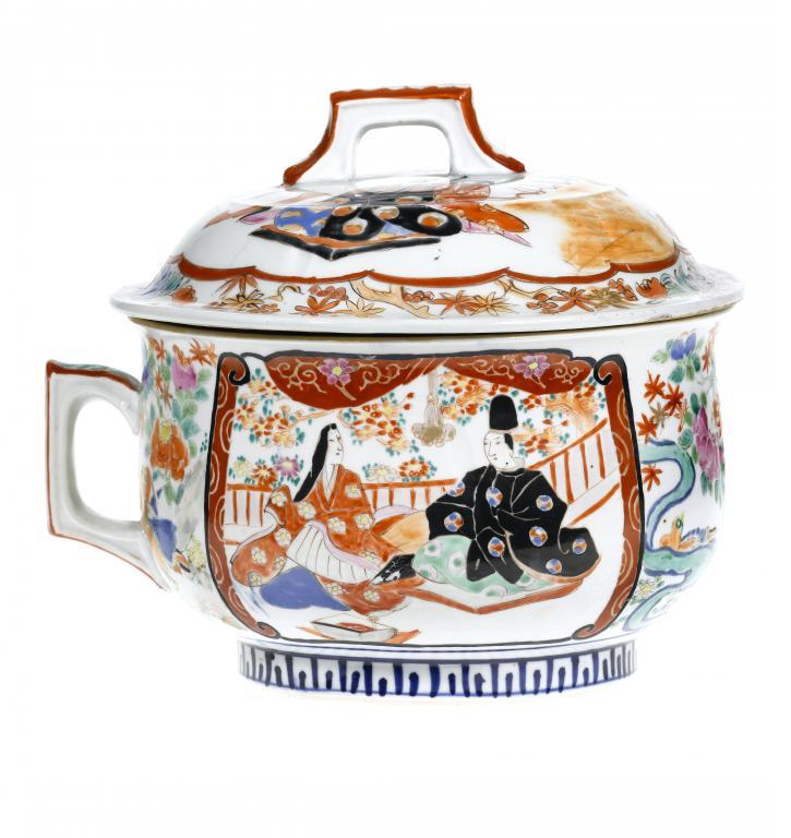 A CHINESE IMARI CHAMBER POT AND COVER
painted